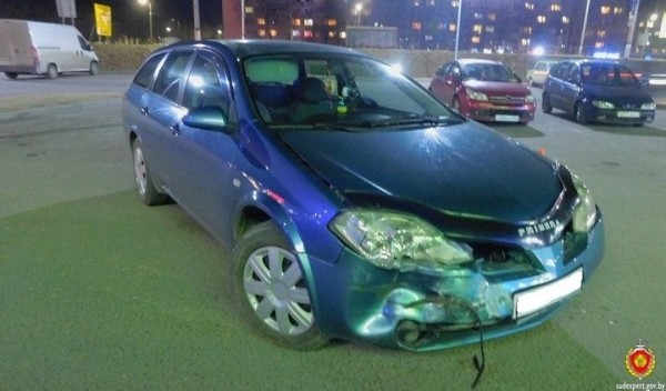 В Беларуси BMW после удара с Nissan вылетел на тротуар и сбил маму с двумя детьми. Приговор