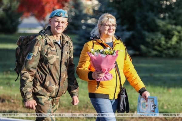 В Бресте поздравили матерей военнослужащих 38-й десантно-штурмовой бригады В Бресте поздравили матерей военнослужащих 38-й десантно-штурмовой бригады