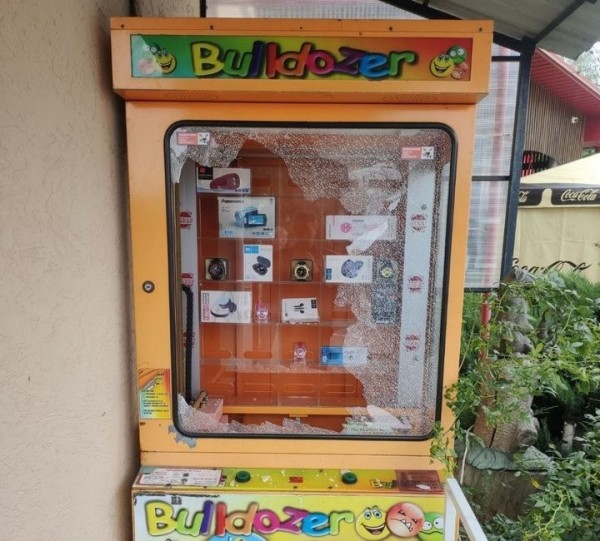 В Барановичах пьяный посетитель «дал в табло» игровому автомату