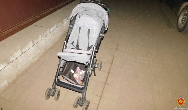 В Беларуси BMW после удара с Nissan вылетел на тротуар и сбил маму с двумя детьми. Приговор