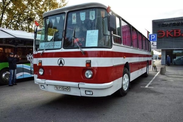 Житель Бреста рассказал, как восстанавливает пассажирский автобус времен СССР