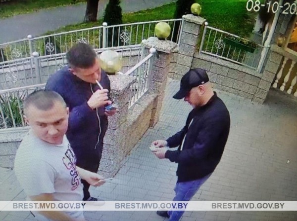 В Бресте милиция устанавливает личности мужчин