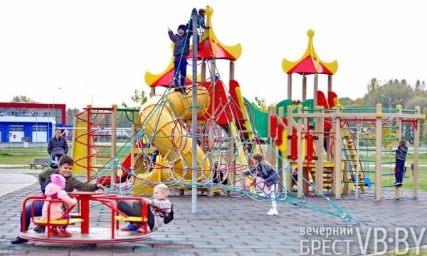 В Бресте парк 1000-летия залит осенними красками. Фоторепортаж В Бресте парк 1000-летия залит осенними красками. Фоторепортаж