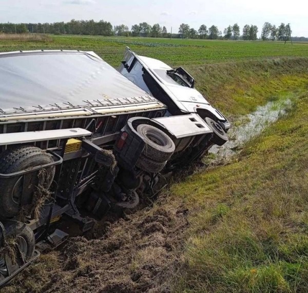 Возле Кобрина фура вылетела с дороги и опрокинулась в мелиоративный канал