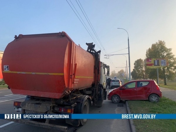 В Бресте грузовик столкнулся с «Ниссаном» В Бресте грузовик столкнулся с «Ниссаном»