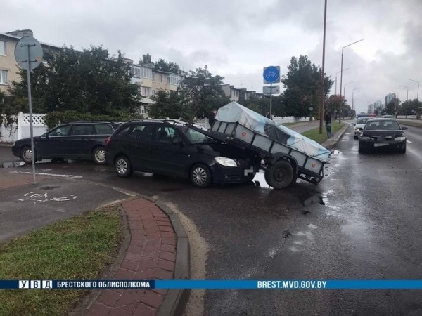 В Бресте прицеп «наехал» на автомобиль