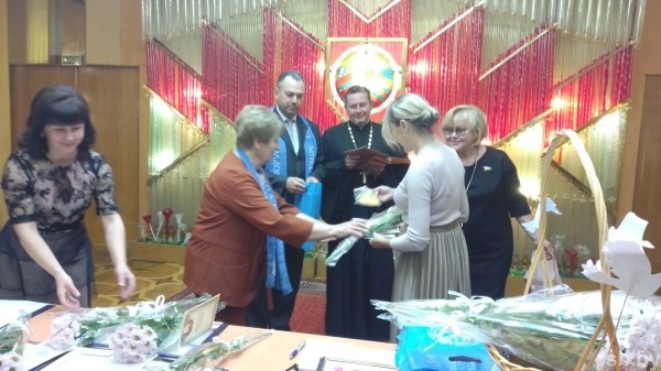 В Бресте детям, родившимся в День мира, вручили сертификаты В Бресте детям, родившимся в День мира, вручили сертификаты