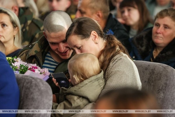 В Бресте поздравили матерей военнослужащих 38-й десантно-штурмовой бригады В Бресте поздравили матерей военнослужащих 38-й десантно-штурмовой бригады
