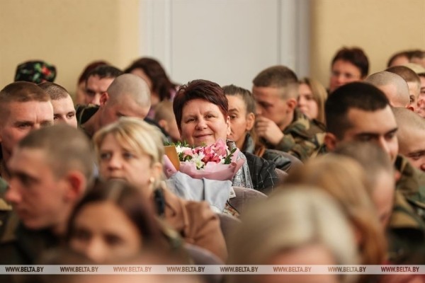 В Бресте поздравили матерей военнослужащих 38-й десантно-штурмовой бригады В Бресте поздравили матерей военнослужащих 38-й десантно-штурмовой бригады