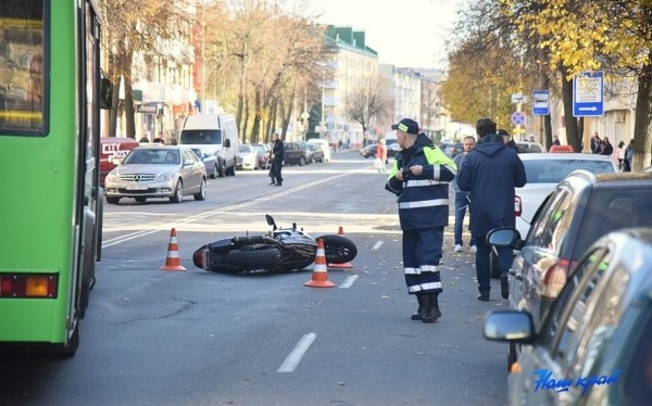 Страшная авария в центре Барановичей. Мотоциклиста увезли в реанимацию Страшная авария в центре Барановичей. Мотоциклиста увезли в реанимацию