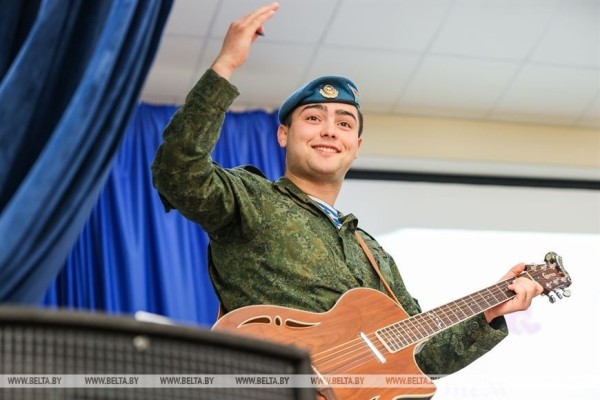 В Бресте поздравили матерей военнослужащих 38-й десантно-штурмовой бригады В Бресте поздравили матерей военнослужащих 38-й десантно-штурмовой бригады