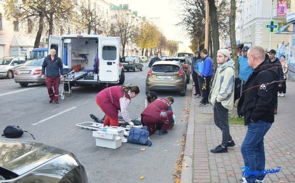 Страшная авария в центре Барановичей. Мотоциклиста увезли в реанимацию Страшная авария в центре Барановичей. Мотоциклиста увезли в реанимацию