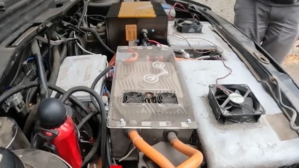 Мужчина превратил свой VW Golf Mk2 в электромобиль с солнечными батареями. Сколько это стоило?