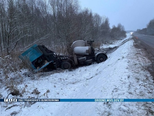 В Беларуси опрокинулся грузовик. Доставали краном (видео) В Беларуси опрокинулся грузовик. Доставали краном (видео)