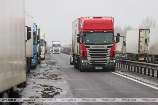 &laquo;Мы в очереди не стоим, мы в ней живем&raquo;. Дальнобойщики о ситуации в пункте пропуска под Брестом