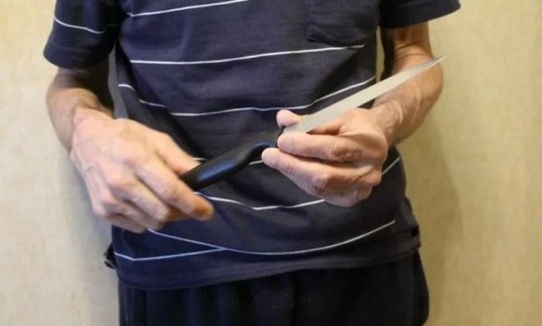 Пьяный белорус едва не лишил жизни мать за то, что она не разрешила ему позвонить со своего телефона Пьяный белорус едва не лишил жизни мать за то, что она не разрешила ему позвонить со своего телефона