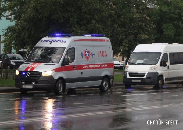 Маршрутка сбила подростка на пешеходном переходе в Бресте Маршрутка сбила подростка на пешеходном переходе в Бресте