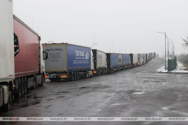 &laquo;Мы в очереди не стоим, мы в ней живем&raquo;. Дальнобойщики о ситуации в пункте пропуска под Брестом