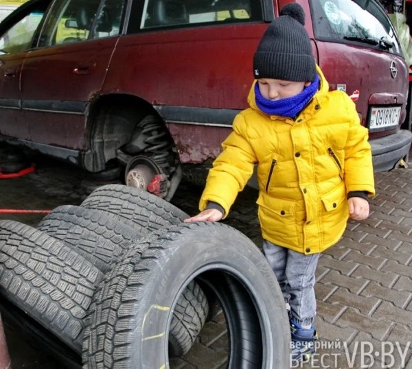 Брестские водители потихоньку «переобувают» своих «железных коней». Фотофакт Брестские водители потихоньку «переобувают» своих «железных коней». Фотофакт