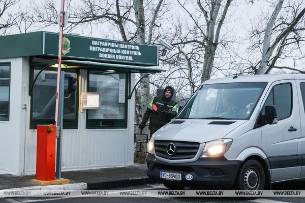 &laquo;Мы в очереди не стоим, мы в ней живем&raquo;. Дальнобойщики о ситуации в пункте пропуска под Брестом