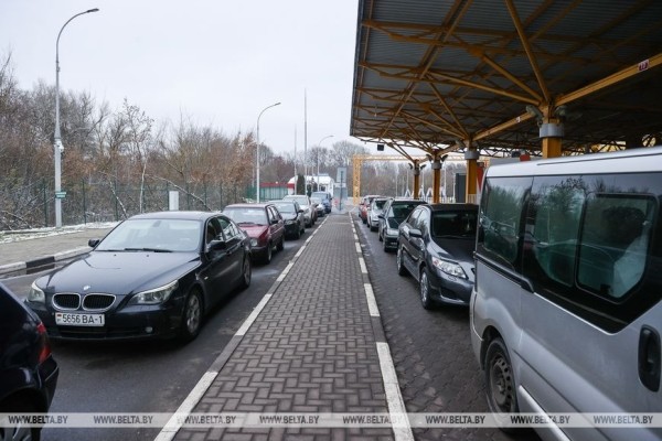 &laquo;Мы в очереди не стоим, мы в ней живем&raquo;. Дальнобойщики о ситуации в пункте пропуска под Брестом