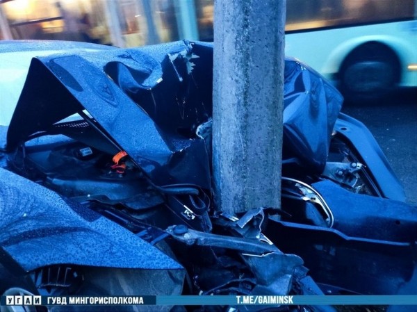 В Беларуси Tesla влетела в столб