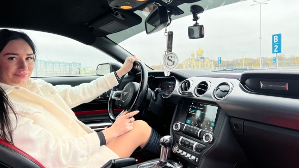 «Три года копила!» Блогер из Беларуси купила Ford Mustang, а теперь мечтает о машине в пять раз дороже