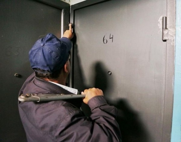 Работники ЖКХ могут вскрыть дверь в квартиру, чтобы устранить аварию. Рассказываем, как это будет происходить