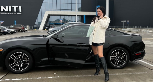 «Три года копила!» Блогер из Беларуси купила Ford Mustang, а теперь мечтает о машине в пять раз дороже