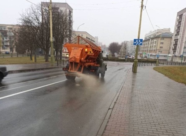Почти 3 тыс. тонн соли высыпали в первые снежные дни на дороги Брестской области