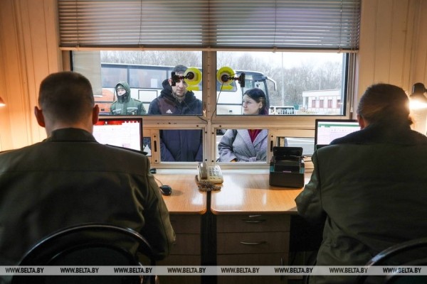 &laquo;Мы в очереди не стоим, мы в ней живем&raquo;. Дальнобойщики о ситуации в пункте пропуска под Брестом