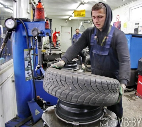 Брестские водители потихоньку «переобувают» своих «железных коней». Фотофакт Брестские водители потихоньку «переобувают» своих «железных коней». Фотофакт