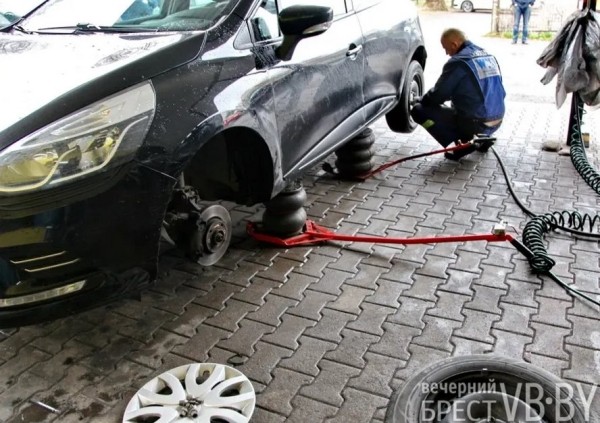 Брестские водители потихоньку «переобувают» своих «железных коней». Фотофакт Брестские водители потихоньку «переобувают» своих «железных коней». Фотофакт