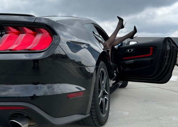 «Три года копила!» Блогер из Беларуси купила Ford Mustang, а теперь мечтает о машине в пять раз дороже
