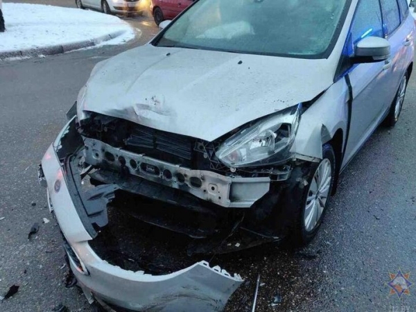 В Гродно женщина невнимательно выехала со стоянки наперерез Ford. Видео столкновения В Гродно женщина невнимательно выехала со стоянки наперерез Ford. Видео столкновения