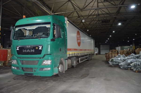 В России таможенники остановили фуру из Беларуси, но водитель сразу сбежал. Причина – миллион пачек безакцизных сигарет