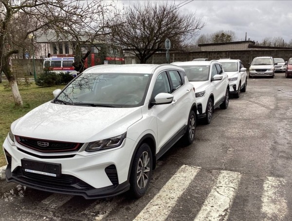 Брестские медики получили в свое распоряжение три новеньких &laquo;Geely Coolray&raquo;