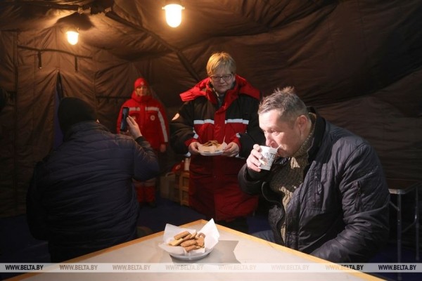 Мобильный пункт обогрева для стоящих в очереди дальнобойщиков установили в пункте пропуска «Привалка»