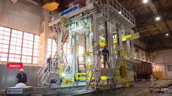 Инновационный комбайн для ремонта вагонов презентовали в Пинске Инновационный комбайн для ремонта вагонов презентовали в Пинске