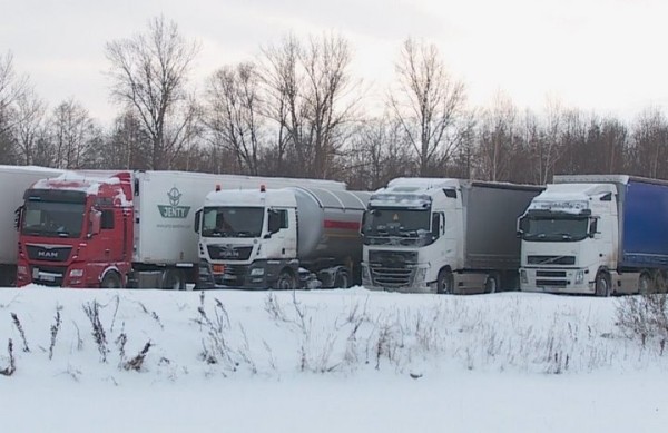 На границе фуры ходят хмуро… Ситуация с трансграничными автоперевозками все больше накаляет отношения в среде перевозчиков На границе фуры ходят хмуро… Ситуация с трансграничными автоперевозками все больше накаляет отношения в среде перевозчиков