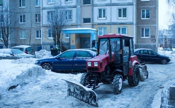 И приедет трактор... Что делать с автомобилями, которые мешают уборке снега во дворах многоэтажек?