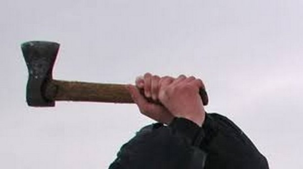 Житель Кобринского района ударил женщину топором по голове за отказ дать телефон