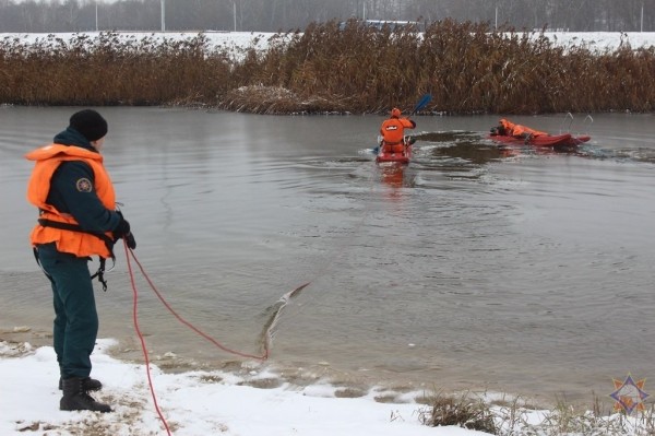 В Бресте отработали действия по спасению людей, терпящих бедствие на льду В Бресте отработали действия по спасению людей, терпящих бедствие на льду