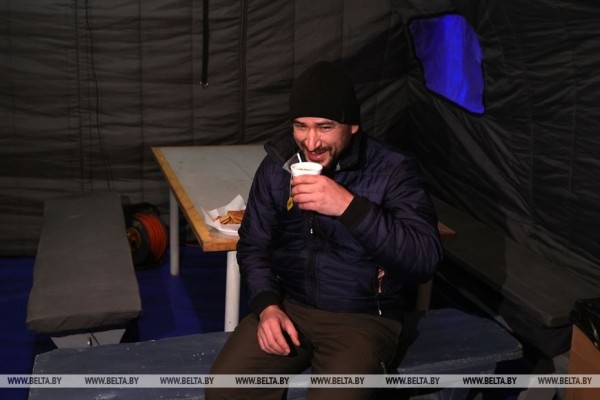 Мобильный пункт обогрева для стоящих в очереди дальнобойщиков установили в пункте пропуска «Привалка»