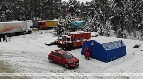 Мобильный пункт обогрева для стоящих в очереди дальнобойщиков установили в пункте пропуска «Привалка»