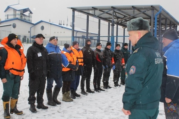 В Бресте отработали действия по спасению людей, терпящих бедствие на льду В Бресте отработали действия по спасению людей, терпящих бедствие на льду