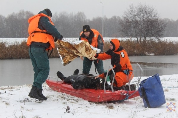 В Бресте отработали действия по спасению людей, терпящих бедствие на льду В Бресте отработали действия по спасению людей, терпящих бедствие на льду