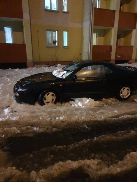Снег с крыши дома упал на ехавшую легковушку — пробито лобовое стекло Снег с крыши дома упал на ехавшую легковушку — пробито лобовое стекло