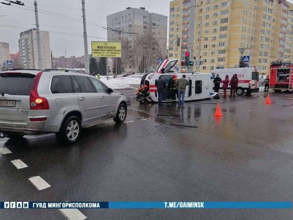 В Минске после столкновения с Volvo опрокинулся автомобиль скорой помощи. Видео В Минске после столкновения с Volvo опрокинулся автомобиль скорой помощи. Видео