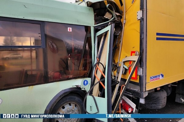 В Минске кабину троллейбуса смяло после столкновения с грузовиком